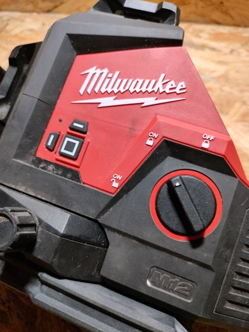 Laser krzyżowy Milwaukee M12 PL laser 360 laser niwelator Milwaukee