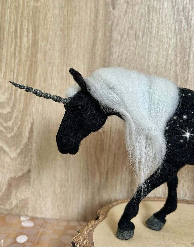 Czarny Jednorożec, magiczne zwierzę, duża figurka z wełny, rękodzieło