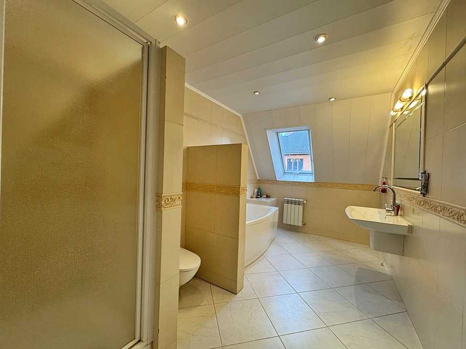 Будинок з ремонтом, гаражем, сауною та басейном. Центральний Парк.