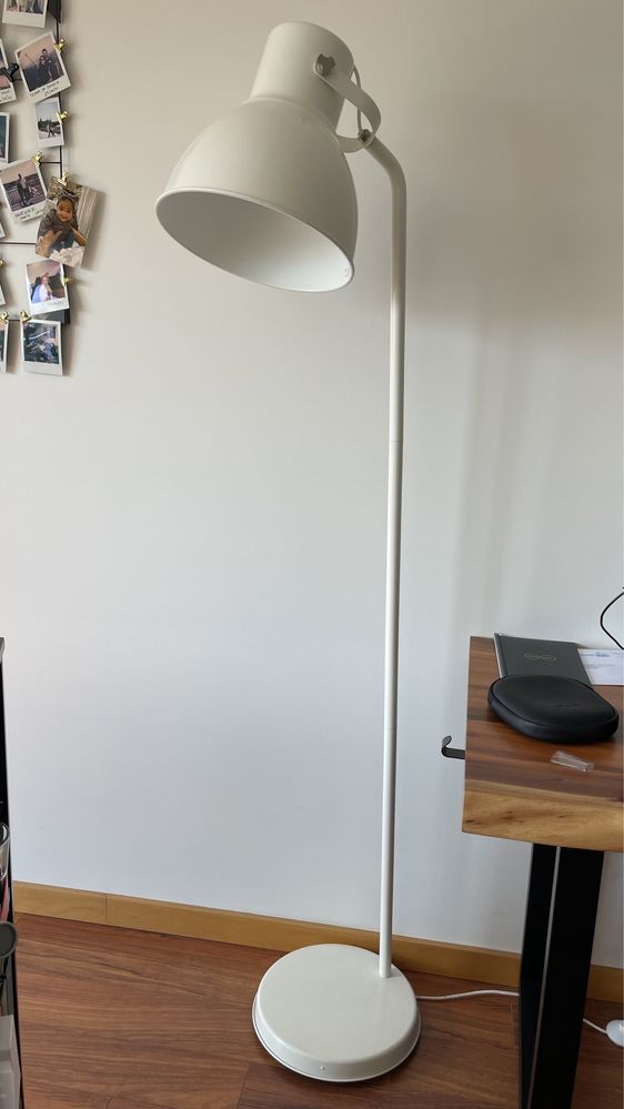 Candeeiro de pé branco IKEA