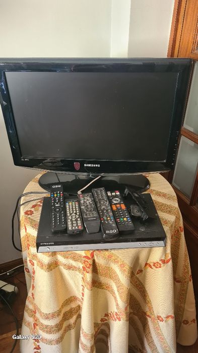 TV e comandos com cabos e entrada de vídeos. tudo a funcionar