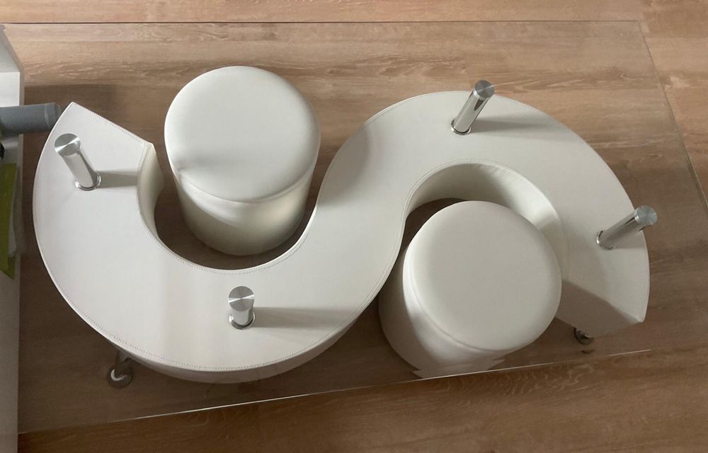 Mesa de centro moderna em vidro com puffs — como nova!