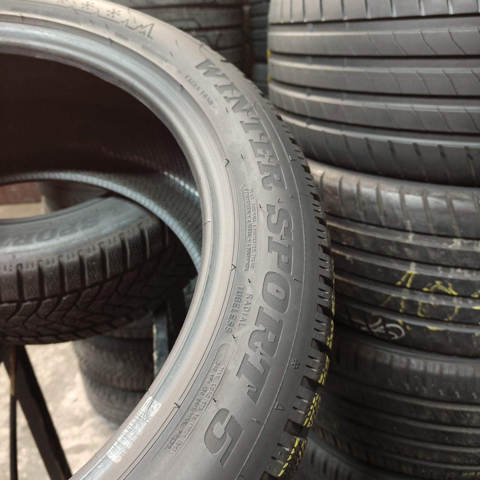 255/45/18 XL Sprzedam parę opon zimowych Dunlop