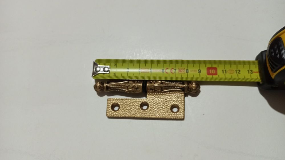 Dobradiças douradas