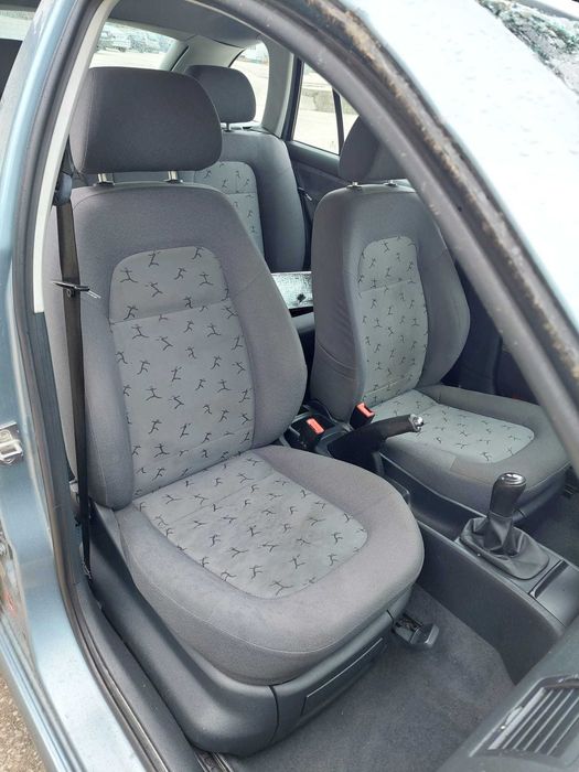 Skoda Fabia 1.4i de 2002 com Boa Mecânica para peças