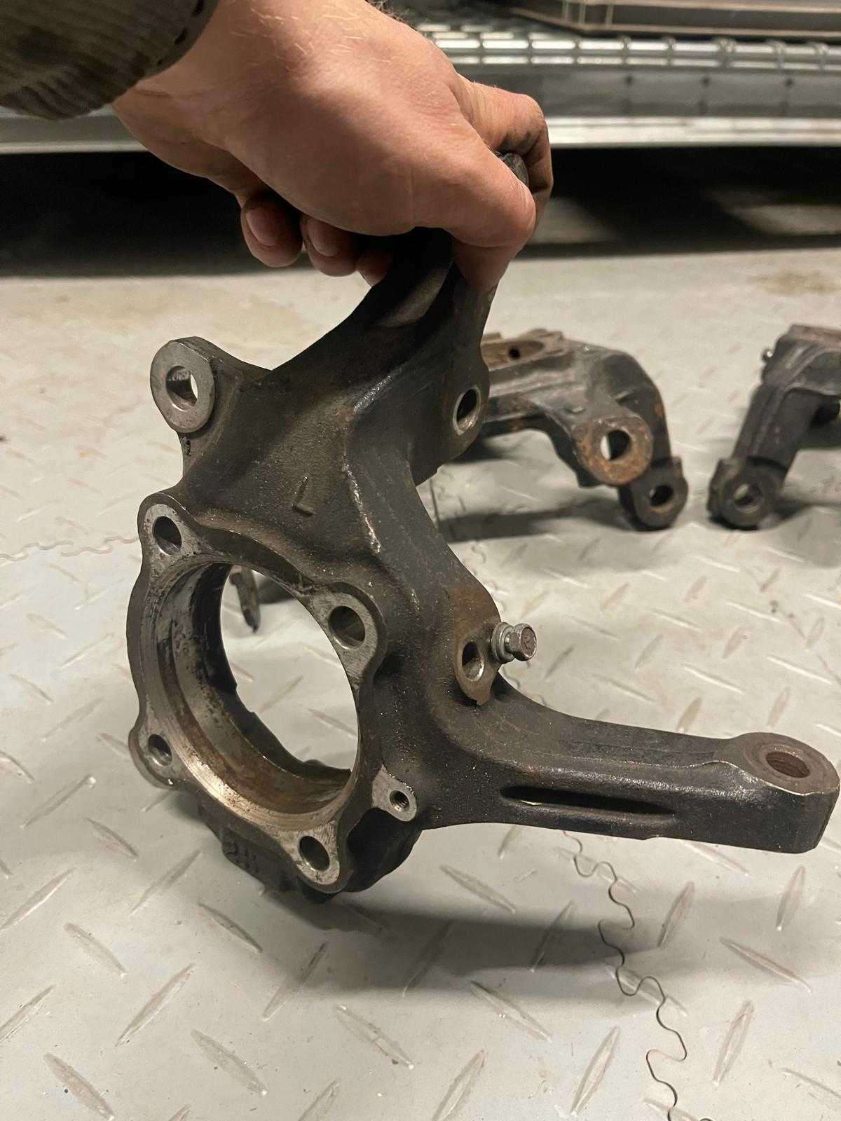 Zwrotnica Mitsubishi Lancer EVO X Przód Lewa OEM Oryginalna przednia