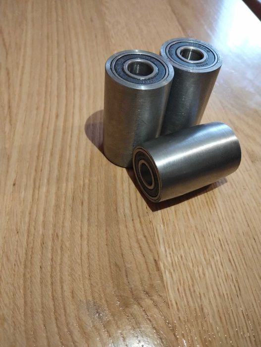 Rolka baryłkowa fi 33 , długość 65, łożyskowana. Do szlifierki