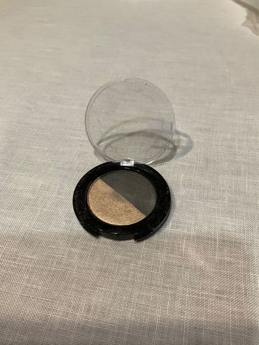 Podwójny cień do powiek perłowy