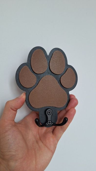 Настінний гачок для повідця у формі лапки.