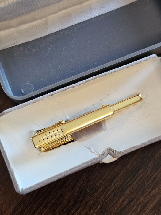 Позолочений зажим для галстука з каменем