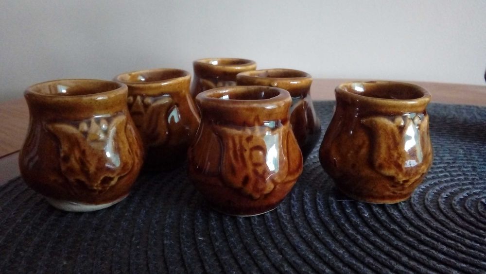 Gliniany dzbanek wraz z czarkami