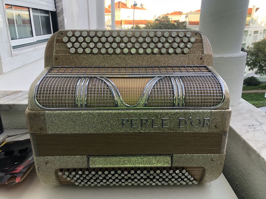 Acordeão “Perle d’Or” Dourado 4 voz  120 baixos – Botões em bom estado