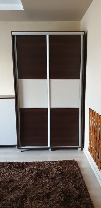 Zestaw mebli pokojowych.