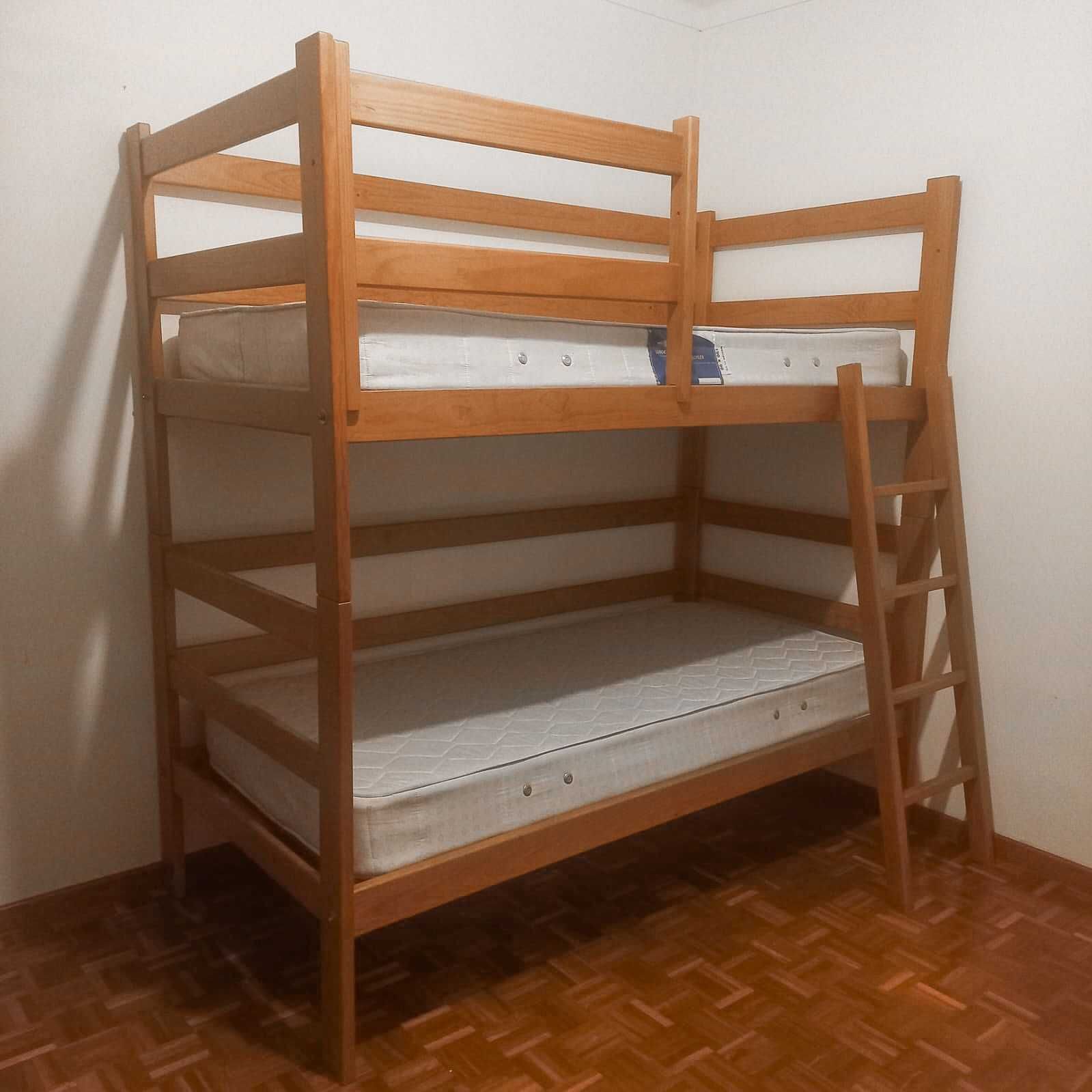 Cama beliche em ótimo estado com colchões incluídos.