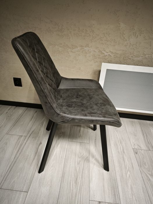 Komplet 4 eleganckich krzeseł tapicerowanych – nowoczesny design.