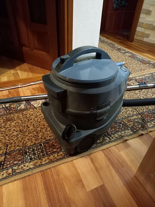 Продам отличный  моющий пылесос полный комплект Philips triathlon 2000