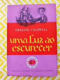 UMA LUZ AO ESCURECER
Erskine Caldwell 	
Trad.-José Rodrigues Miguéis