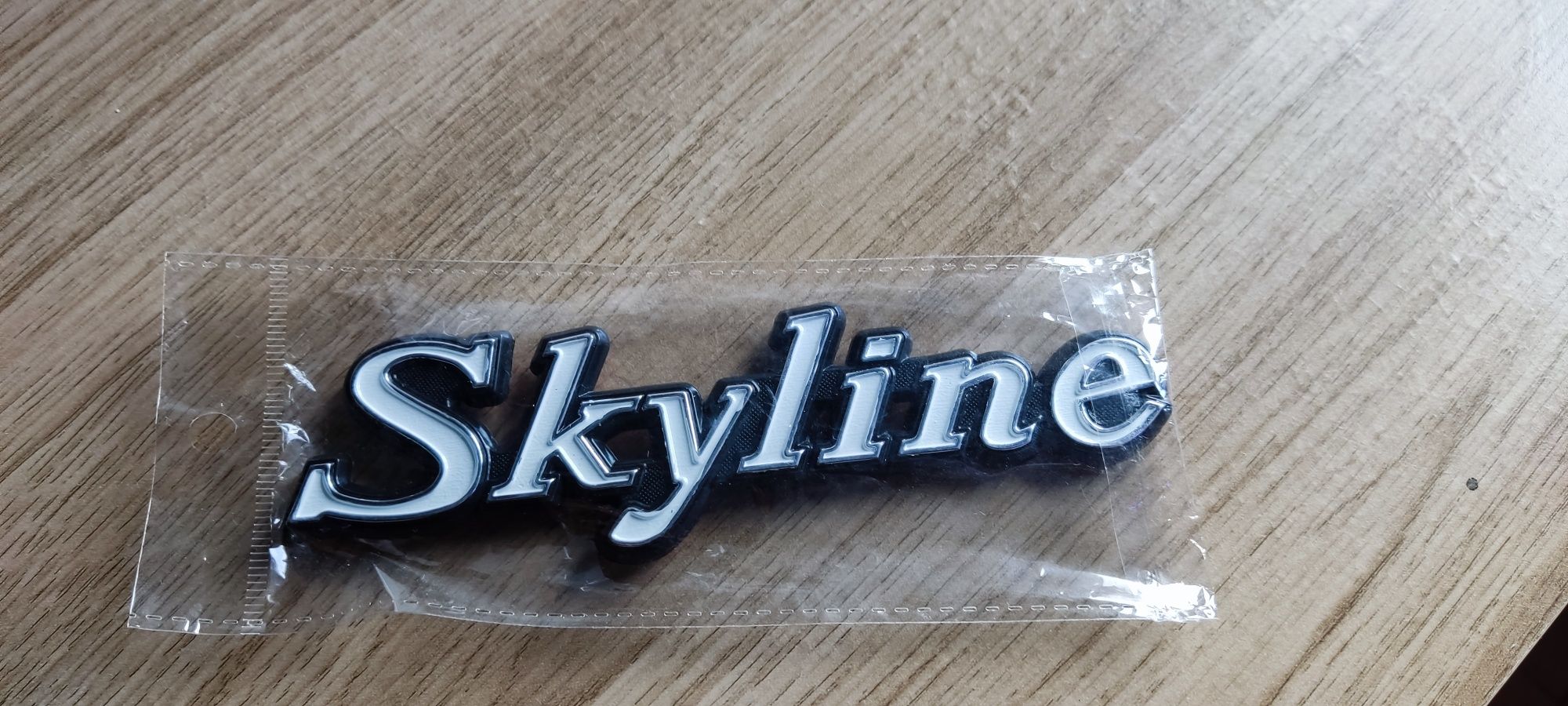 Skyline emblema lateral traseiro