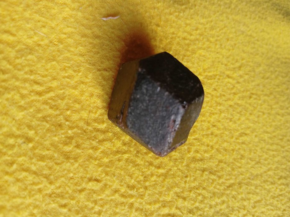 granat (pirop) z Madagaskaru duży
