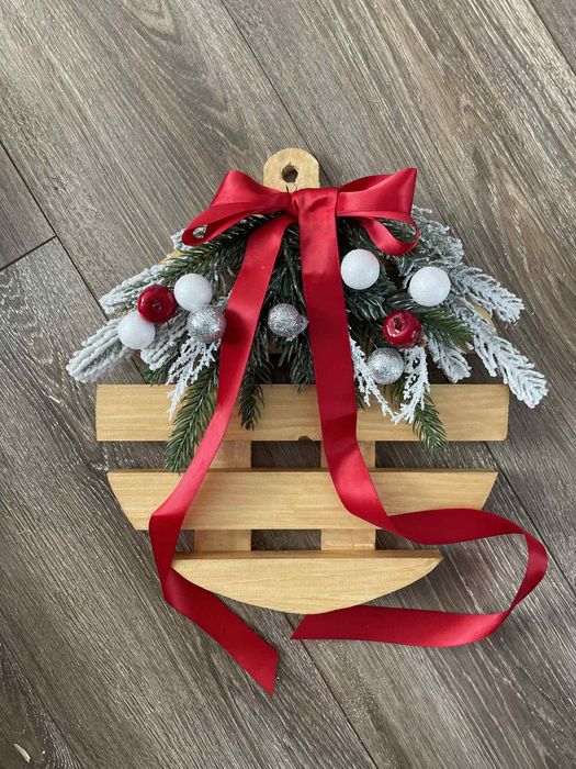 Drewnina ozdoba swiateczna z ozdobami i kokarda