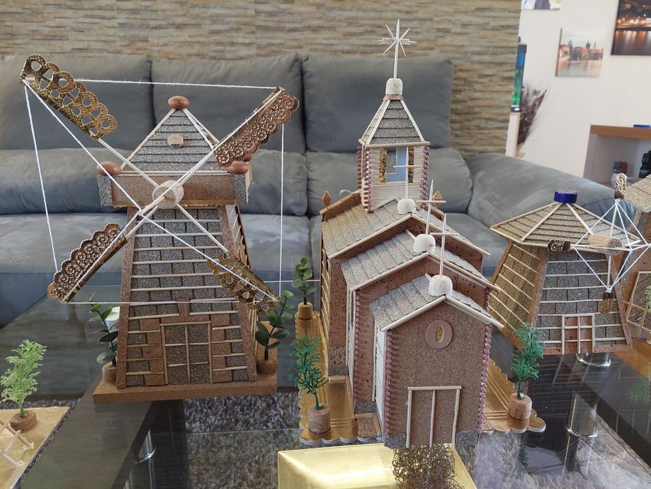 Igreja moinho feitos de cortiça e madeira a mão