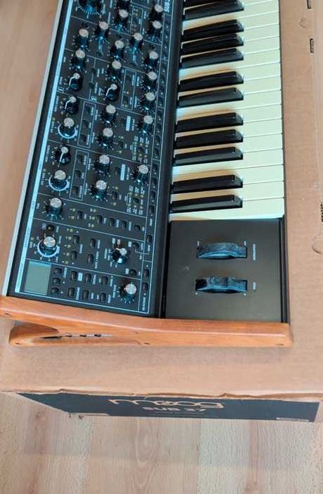 Moog Sub 37 como novo