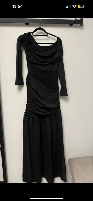 Czarna sukienka wieczorowa