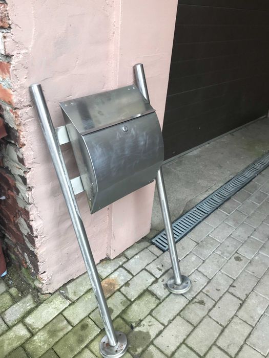 Stojąca skrzynka na listy ze stali nierdzewnej
