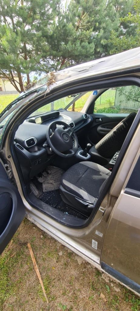 Citroen C3 Picasso uszkodzony.