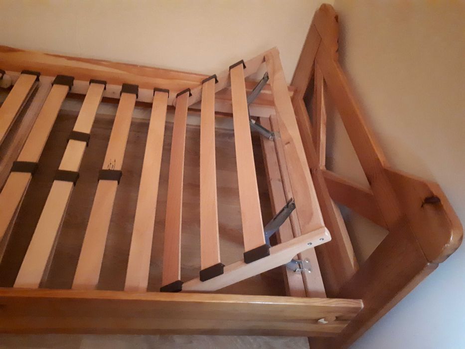łóżko drewniane pojedyncze z podnoszonymi elementami