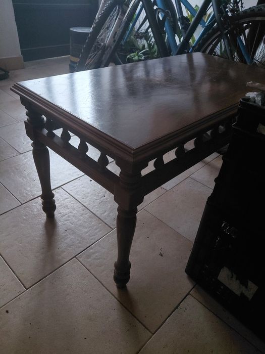 Mesinha antiga pequena de madeira de sala de estar. 25€