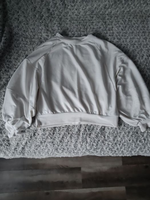 Ніжна біла кофтинка з об'ємним рукавами