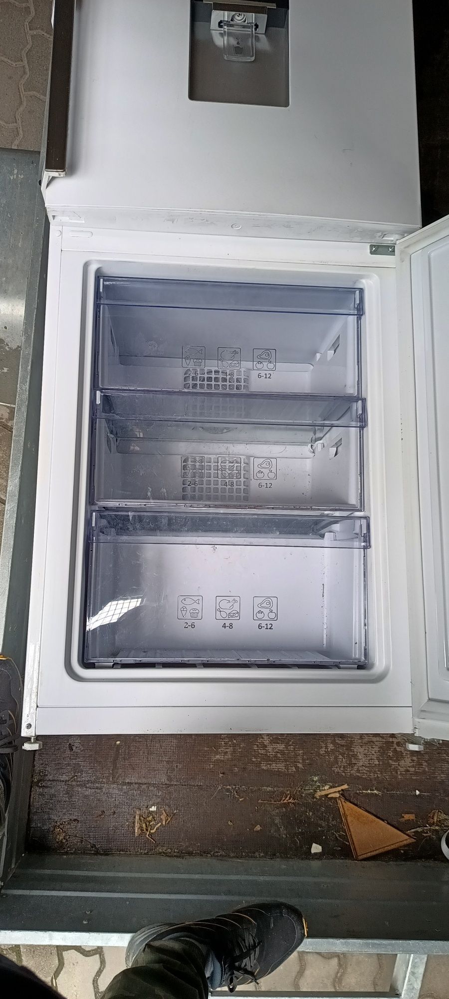 Sprzedam wszystkie półki , jonizator i klamki  do lodówki Beko