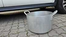 Duży aluminiowy garnek