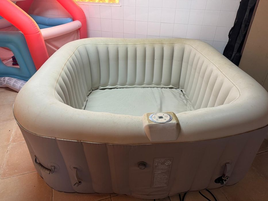 Jacuzzi / Spa insuflável 4-6 pessoas – pouco uso, completo
