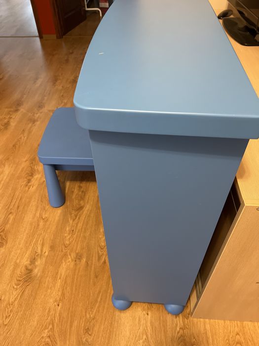 Regały na książki Ikea i szafka nocna