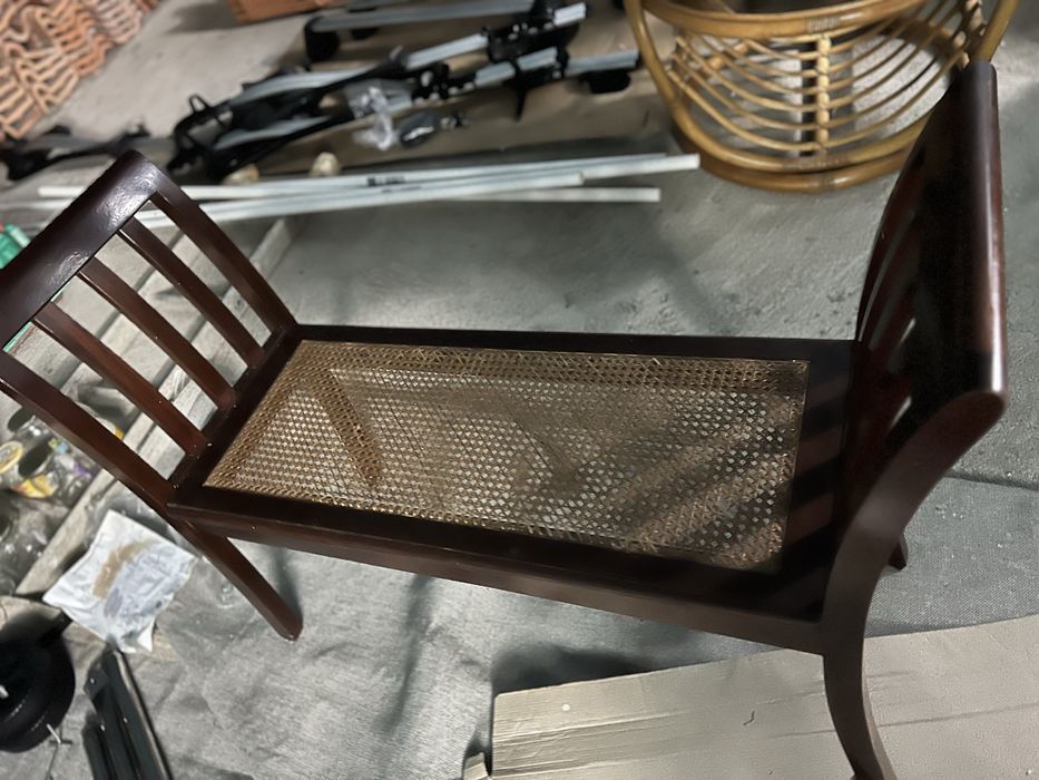 Banqueta de madeira maciça e palhinha