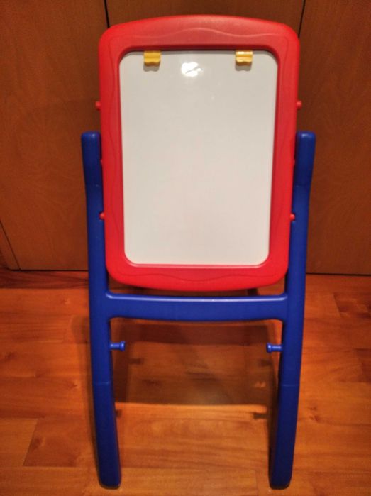 Cavalete infantil com quadro branco magnético e quadro preto de giz