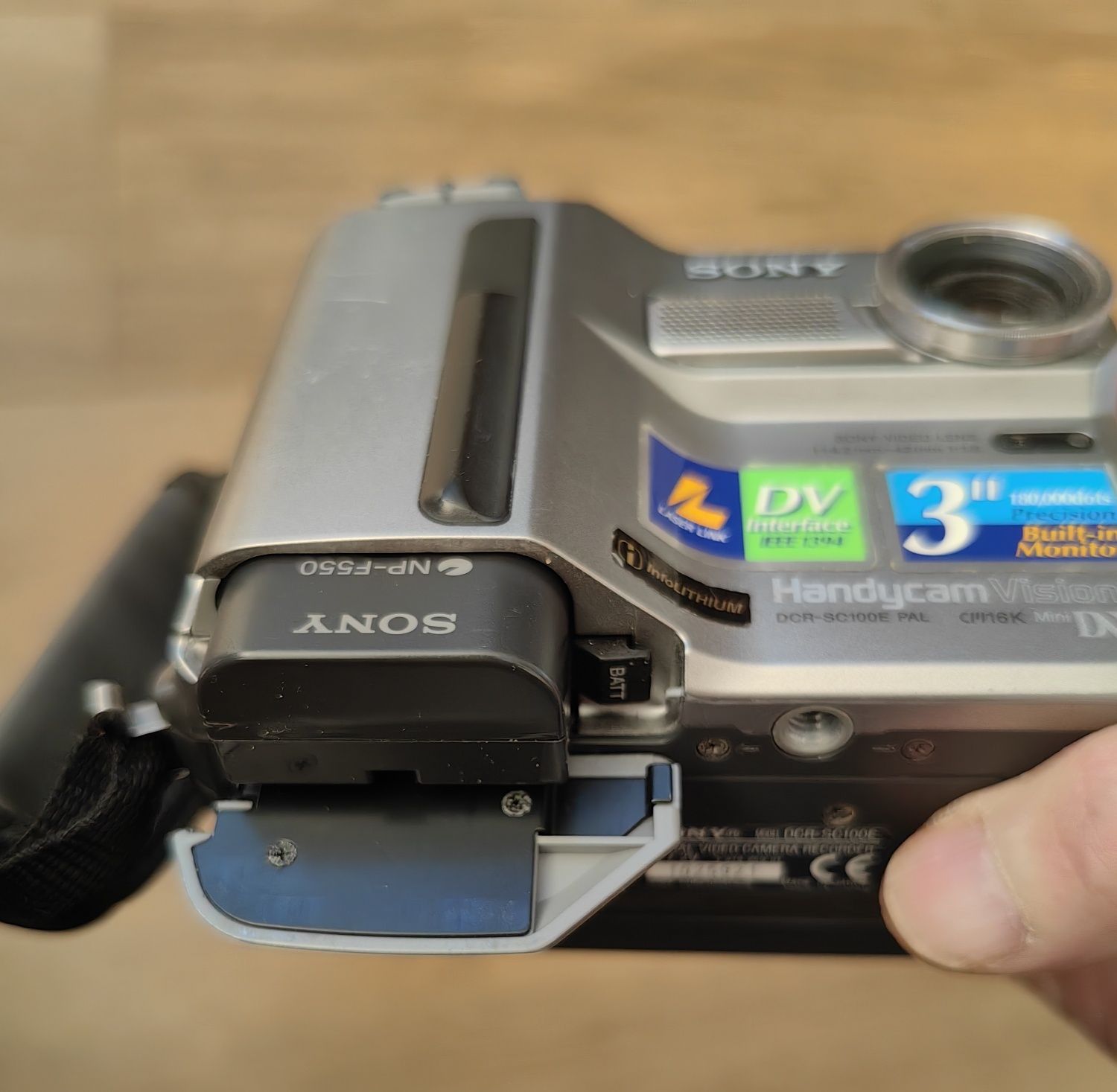 Zabytkowa kamera Sony DCR-SC100E