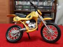 Moto Cross Amarela em Metal com Vários Acessórios