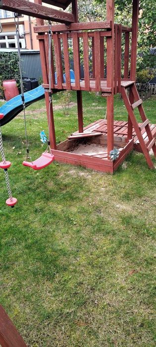 Drewniany plac zabaw z dodatkową piaskownicą gratis w dobrym stanie