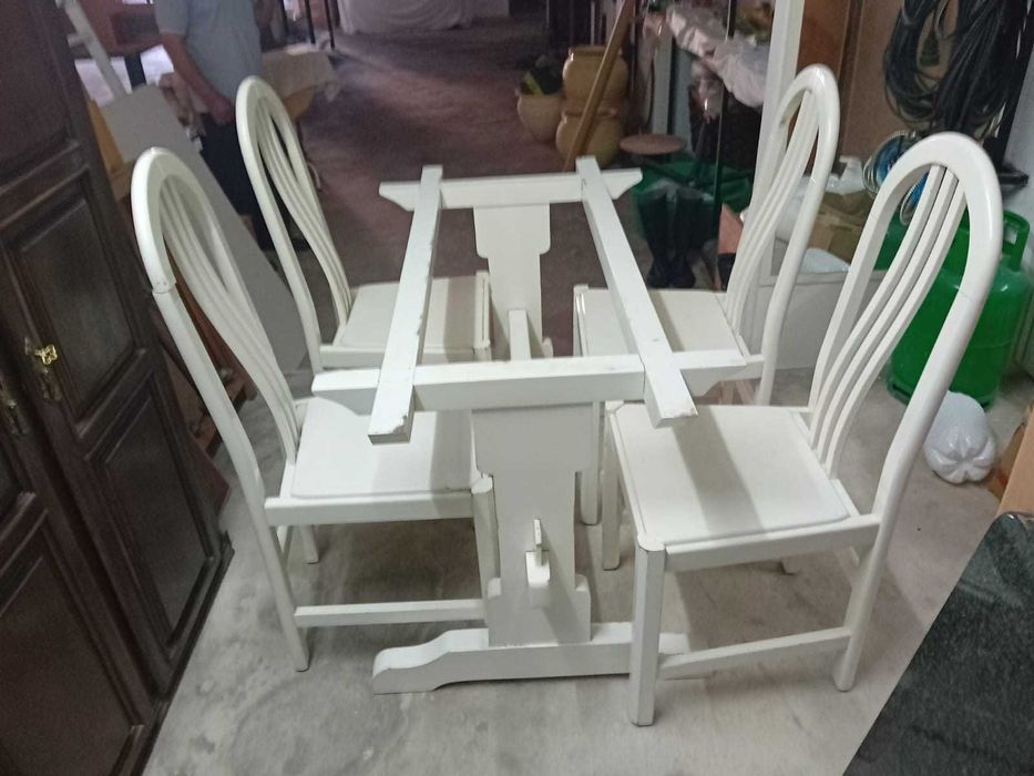 Mesa de jantar, com quatro cadeiras e tampo em pedra