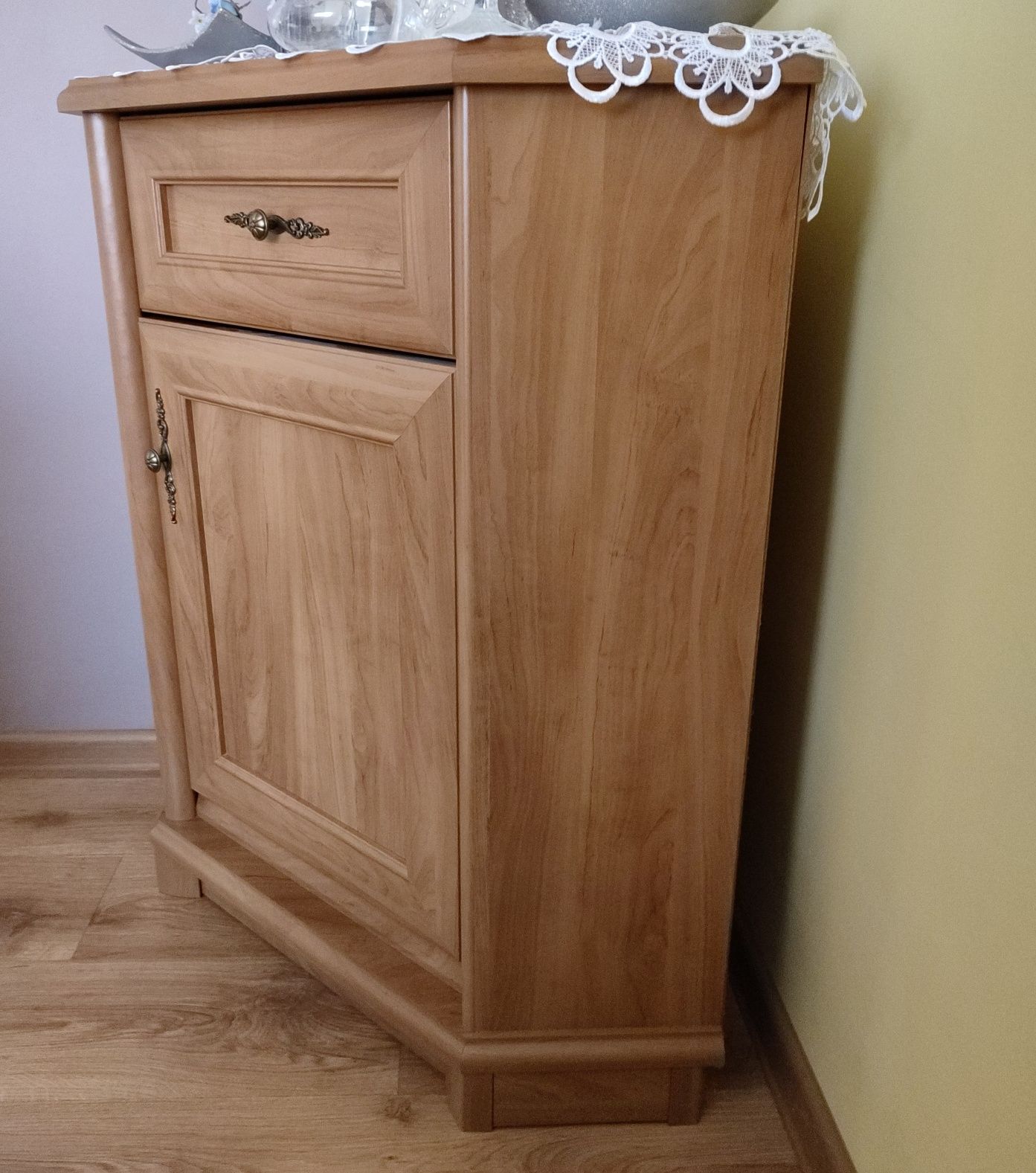 Narożna witryna, BRW, KENT, Jabłoń