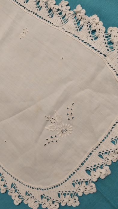 Bonito naperon de linho com bordados e pico de renda