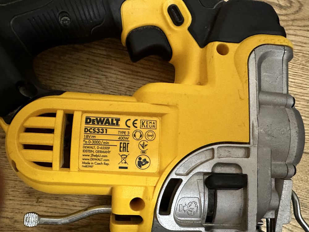 Лобзік Dewalt DCS331