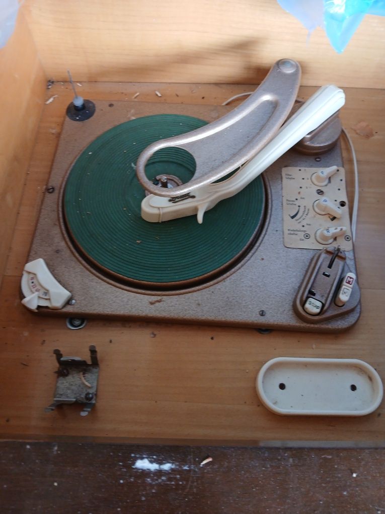 Rádio e giradiscos antigo