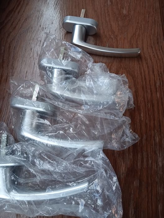 Klamki do okien nowe 40 szt