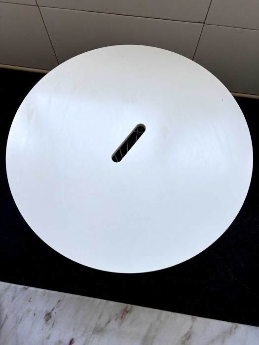 Mesa de arrumação branca com cesto em metal