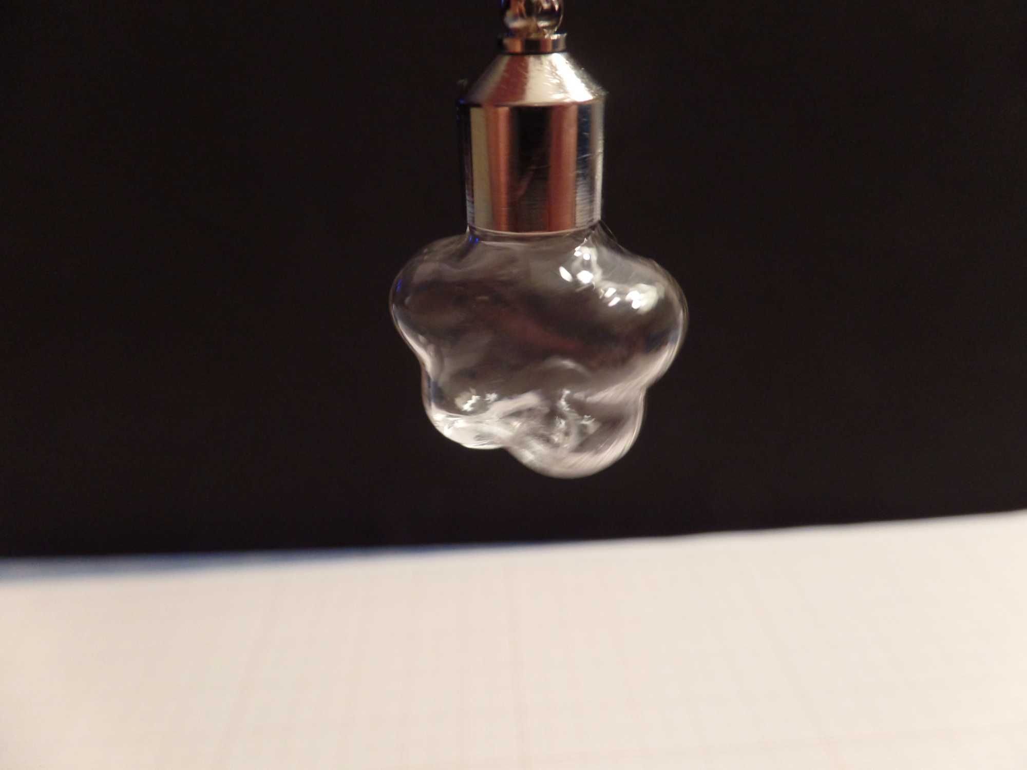 Colar com frasco em vidro formato de Estrela (V63)