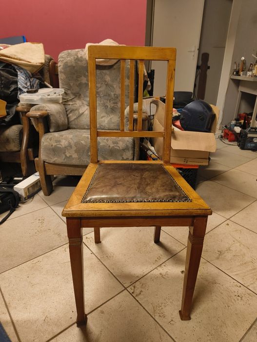 Stare krzesło drewniane